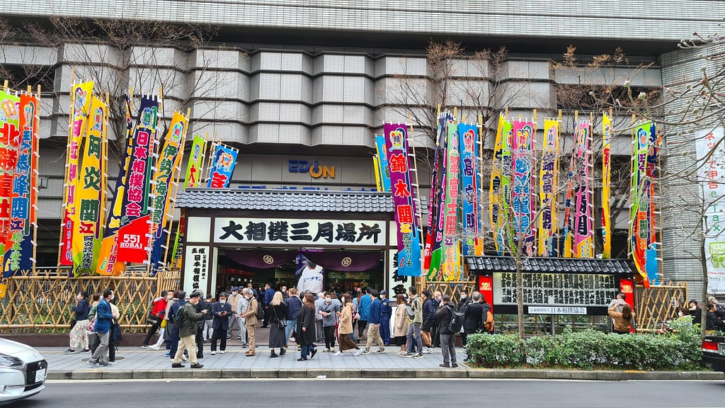 Sumoringerstadion auf dem Weg zum Löwentempel entdeckt
