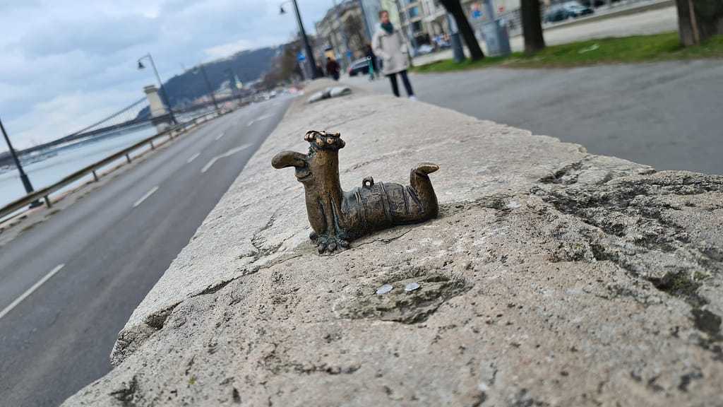 Bronzefigur blickt auf Parlament