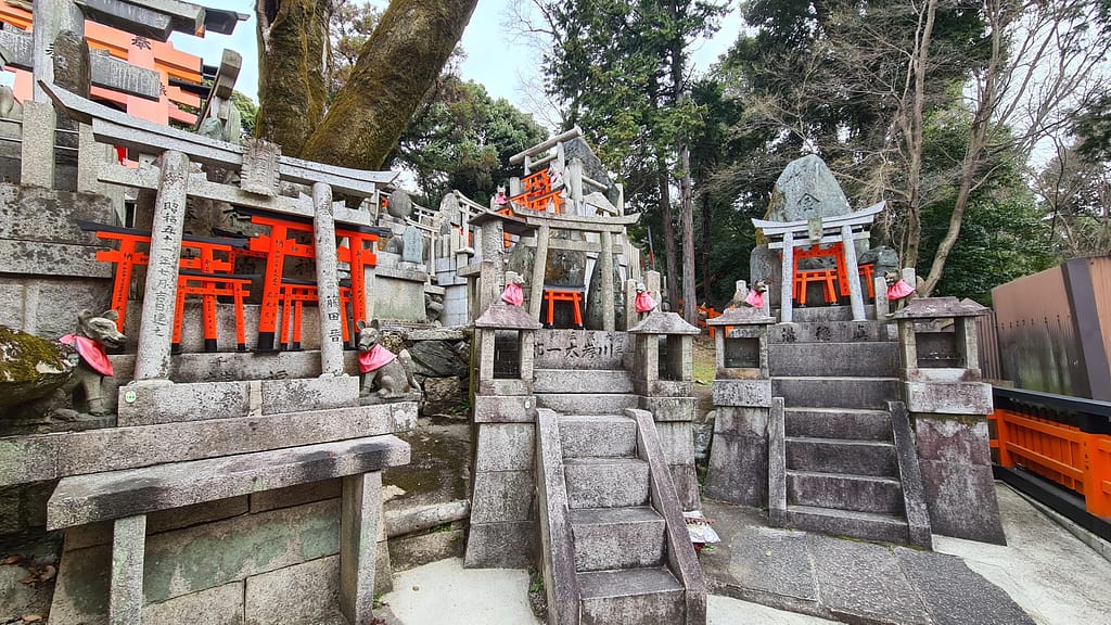 Überall stehen kleine Schreine für Kami Inari