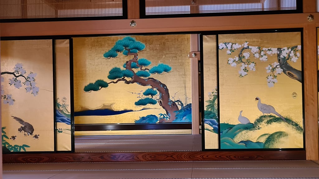 Verzierte Papierwände im Hommaru Palast