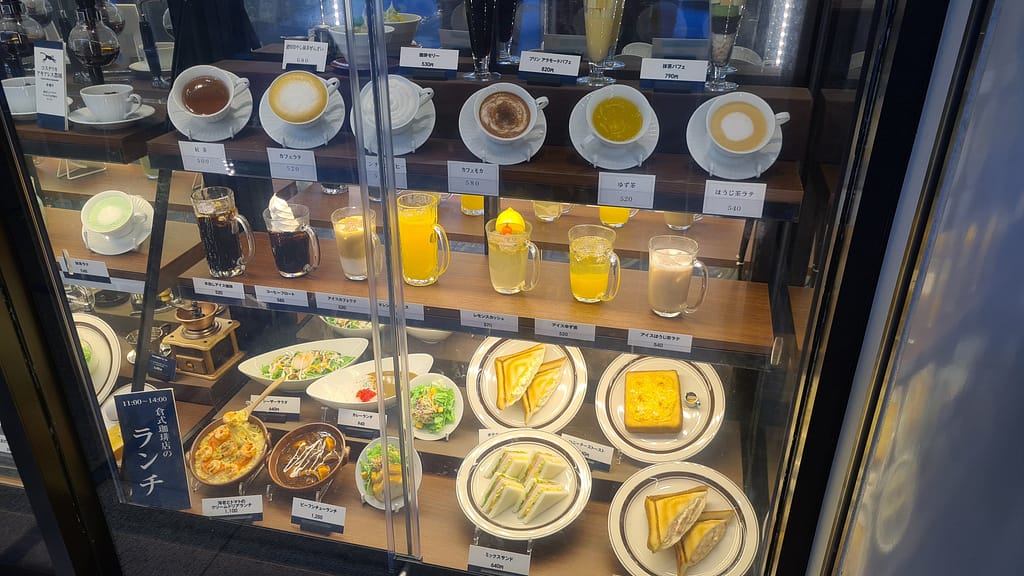 Essen wird hier häufig im Schaufenster als Plastikabbild angezeigt