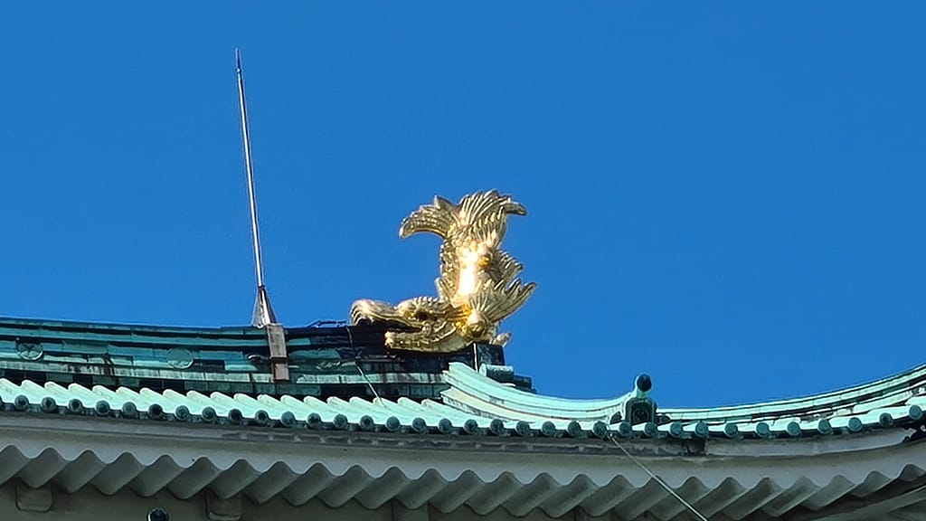 Shachihiko auf dem Dach des Nagoya Castle