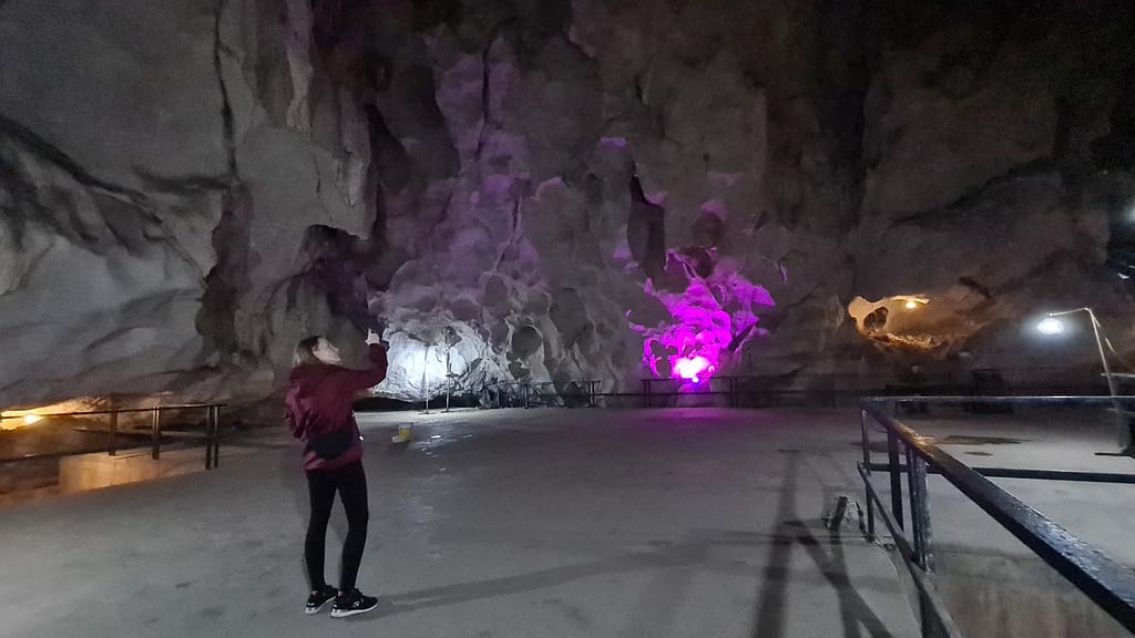 1HospitalCaveBig 10. Ziel: Cat Ba (Halong Bay)