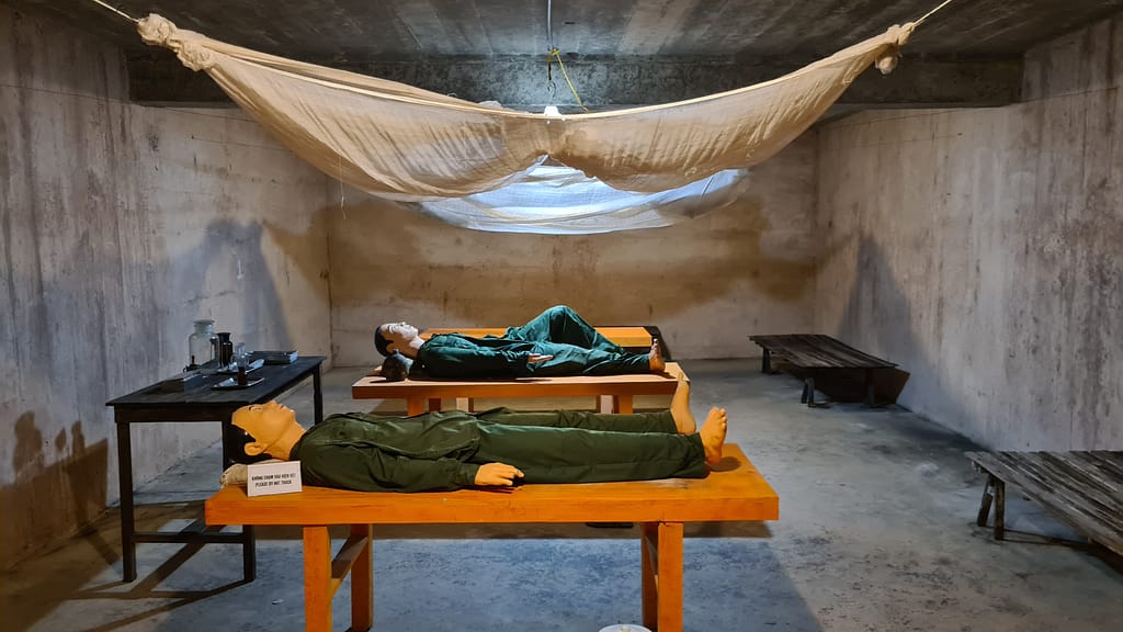 1HospitalCaveVerwunde 10. Ziel: Cat Ba (Halong Bay)