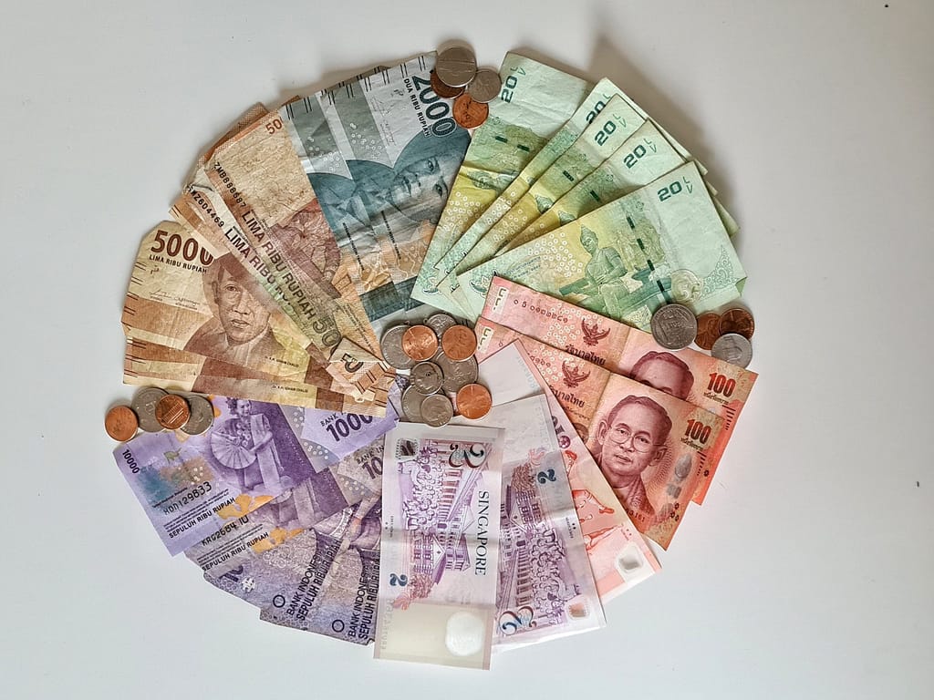 Geldscheine aus Singapur, Indonesien, Thailand und Münzen aus den USA