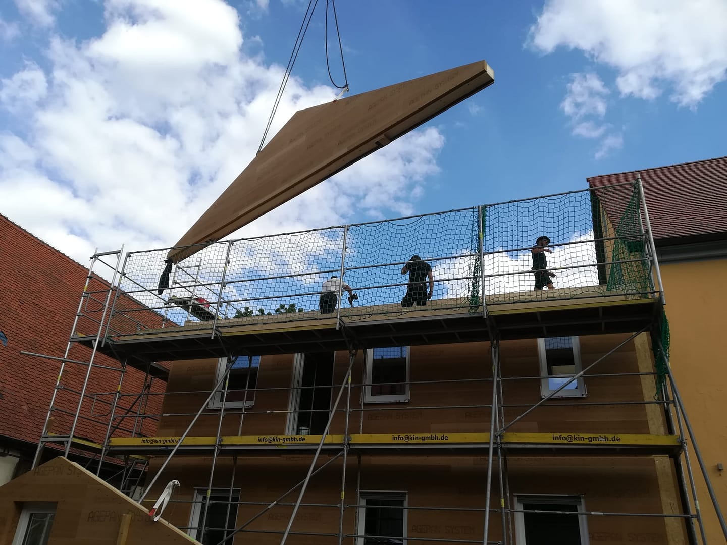 Hausbau: Aufstellen des Hauses