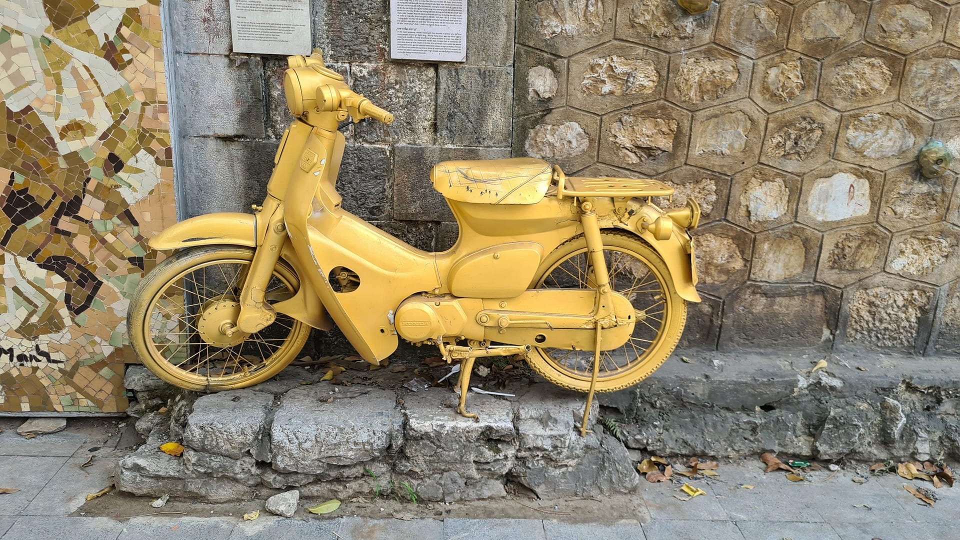 Goldenes Moped