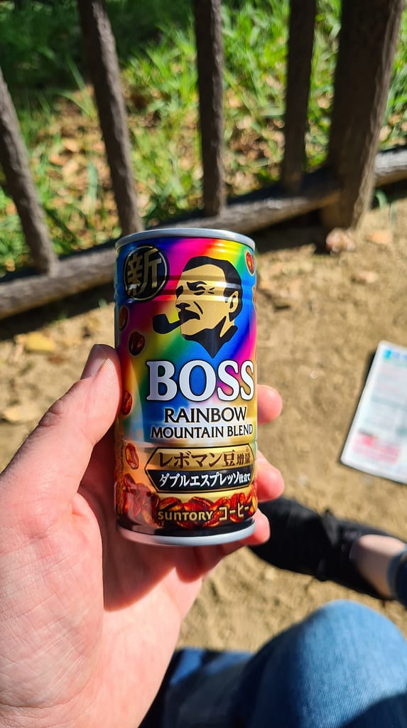 Eine Dose Kaffee aus dem "Heißregal"