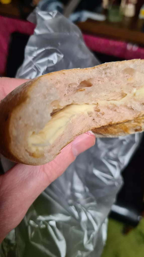 Brötchen mit Käsefüllung vom Bäcker