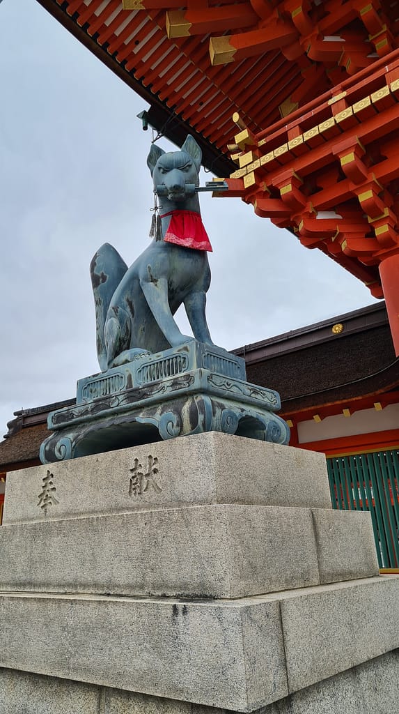 Überall findet man Figuren der Göttin Kami Inari