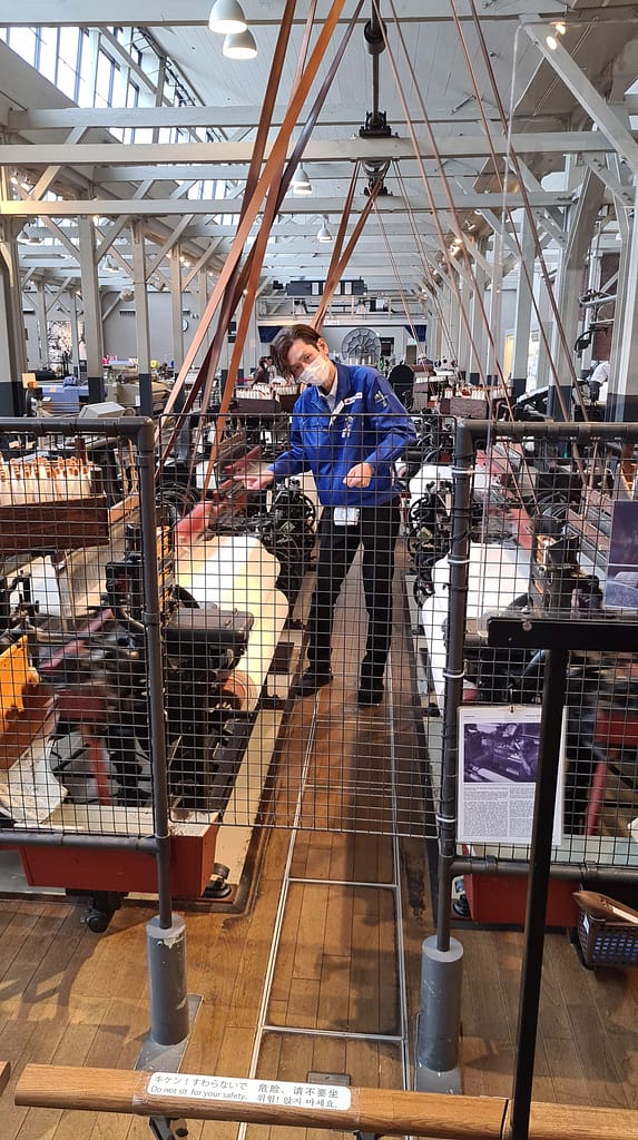 Die Mitarbeiter führten gerne vor, wie die Maschinen funktionieren