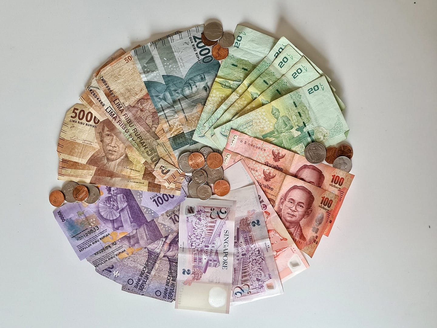 Geldscheine aus Singapur, Indonesien, Thailand und Münzen aus den USA