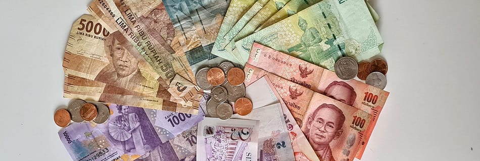 Geldscheine aus Singapur, Indonesien, Thailand und Münzen aus den USA